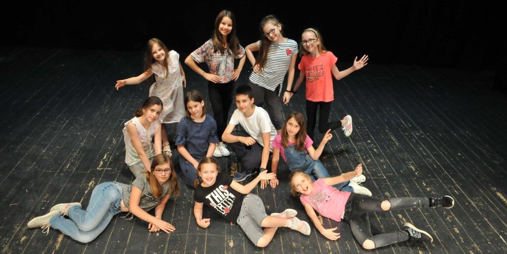 “KOKTEL BAJKA” i “BAJKA U BAJCI” predstave mlađe dramske grupe