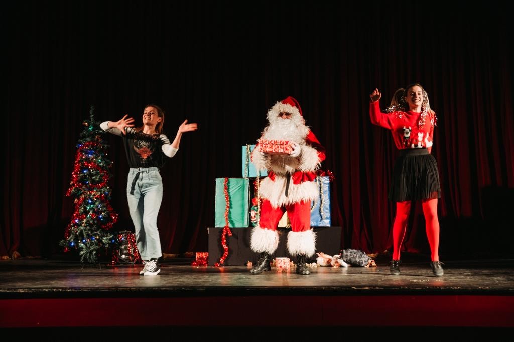 Oprosti za Božić, scena iz predstave