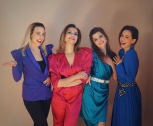 Tri i pol sestre, komedija