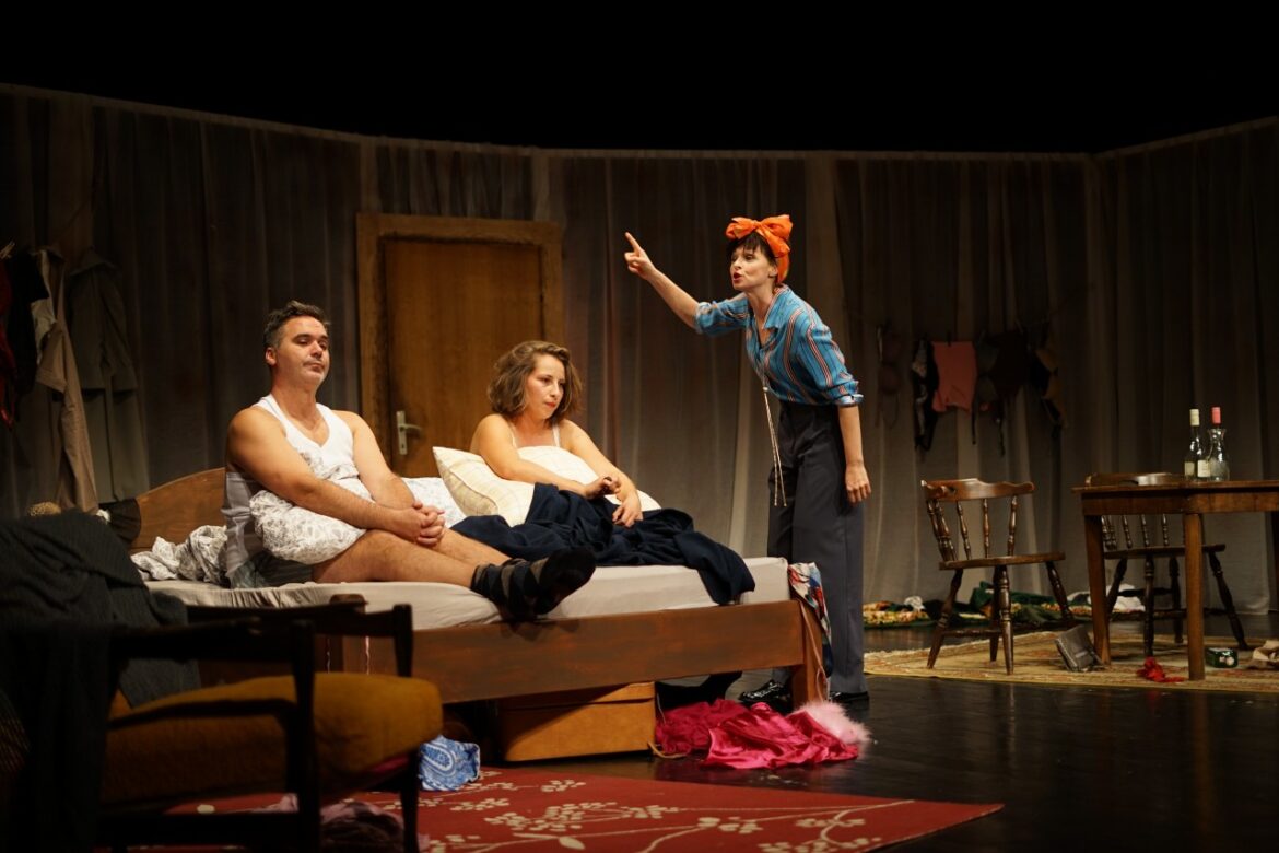 “Kokoš”, komedija